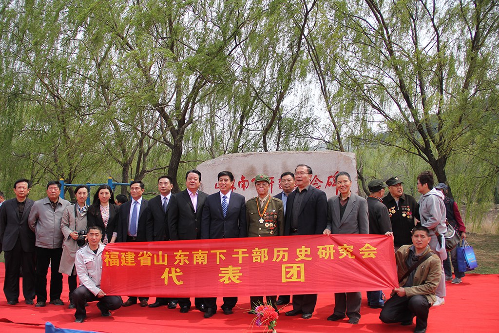 山东南下干部纪念碑落成老战士纪念广场建成五周年5年百万人参观纪念